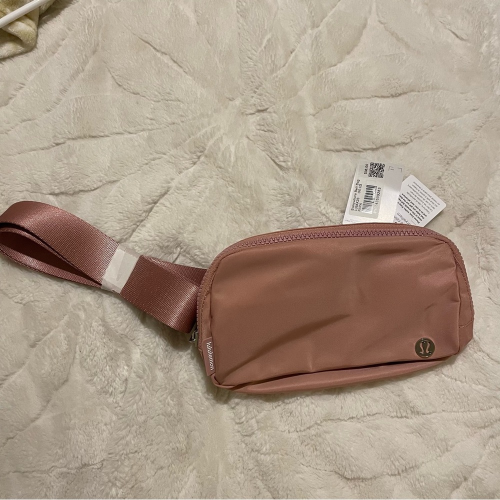 Lululemon Everywhere 1L Belt Bag in Pink Pastel - Picture 11 of 11